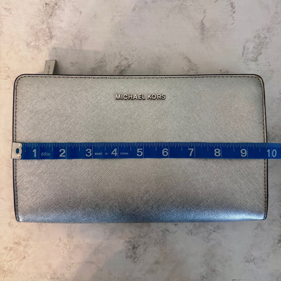 Women's Michael Kors Jet Set Silver Saffiano Leather Crossbody Clutch Purse - Picture 12 of 14